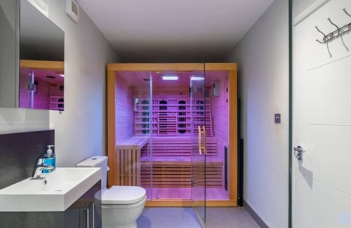 Beaconsfield House | Luxe Home with Hot Tub, Cinema & Gym