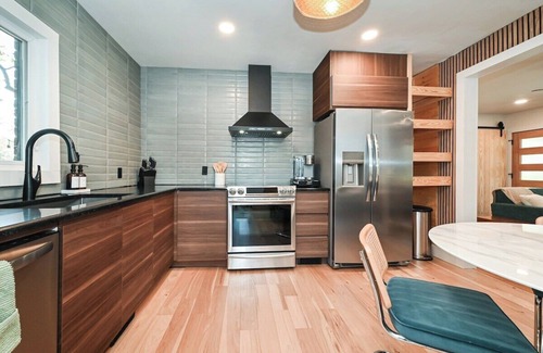 Matthews House | *LUXE*HOTTUB*FIREPIT*SUPERHOST*Walk2DTMatthews*EV*