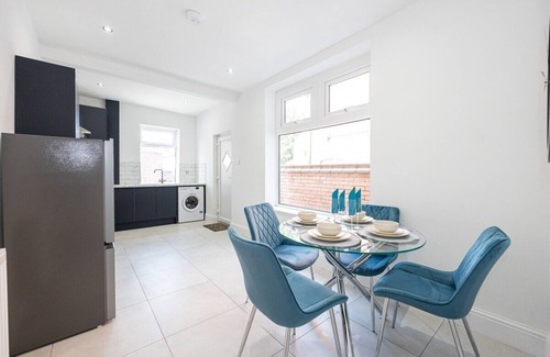 Bolton House | Luxe House with Games room & Cinema room - Sleeps 10