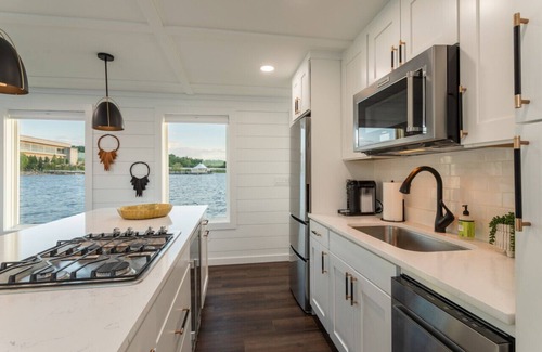 National Harbor Boat Rental | Luxe Houseboat: Majestic Sunsets with 360 Views
