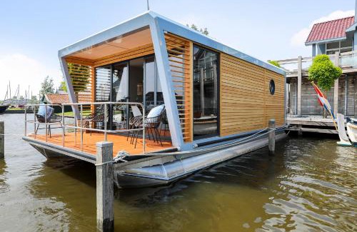 Grou Boat Rental | Luxe Houseboat Skoft
