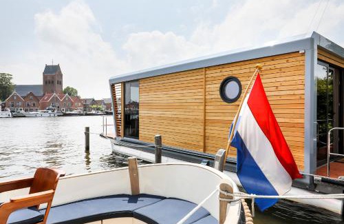 Grou Boat Rental | Luxe Houseboat Skoft