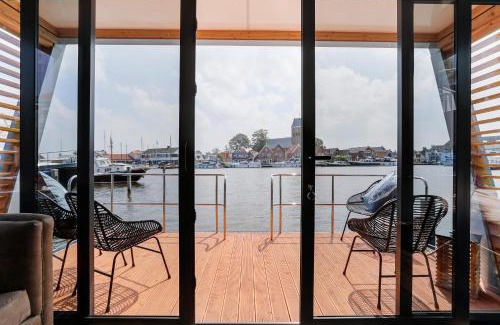 Grou Boat Rental | Luxe Houseboat Skoft