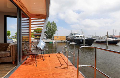 Grou Boat Rental | Luxe Houseboat Skoft