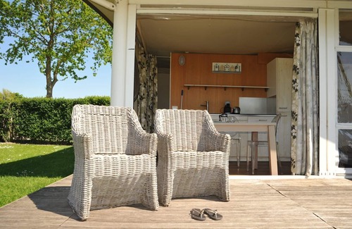 Nieuwvliet House | Luxe Inrichting, Met Badkamer en Terras, Alle Faciliteiten op Loopafstand