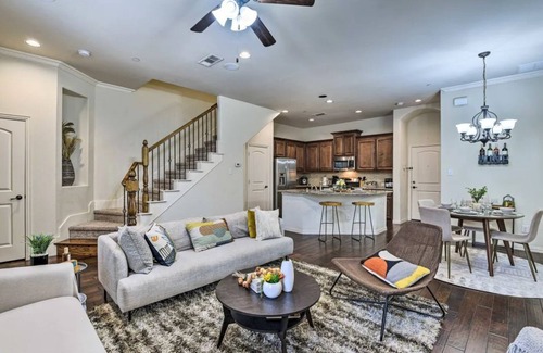 Las Colinas House | Luxe Irving Townhome 15 Mi to Downtown Dallas