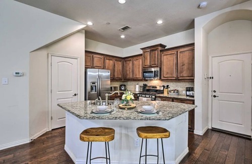 Las Colinas House | Luxe Irving Townhome 15 Mi to Downtown Dallas