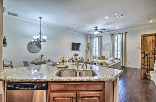 Las Colinas House | Luxe Irving Townhome 15 Mi to Downtown Dallas
