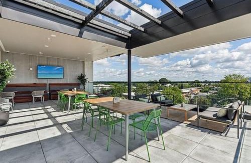 Charlotte Apartment | Luxe King 2BR Suite in South End Charlotte