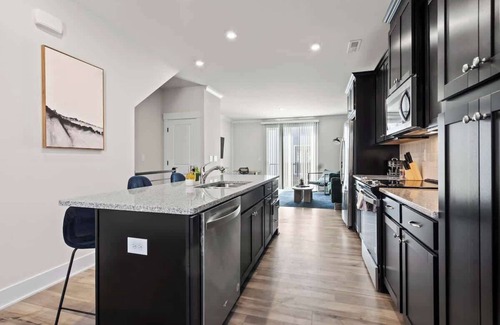 Charlotte House | Luxe King 3BR Townhouse -Mins to Uptown CLT!