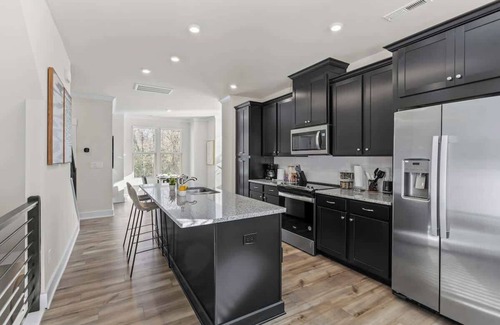 Charlotte House | Luxe King 3BR Townhouse Mins to Uptown CLT!