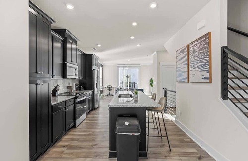Charlotte House | Luxe King 3BR Townhouse Mins to Uptown CLT!
