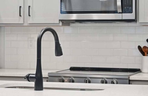 Paw Creek House | Luxe King 3BR Townhouse Mins to Uptown CLT NC!