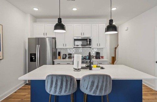 Paw Creek House | Luxe King 3BR Townhouse Mins to Uptown CLT NC!