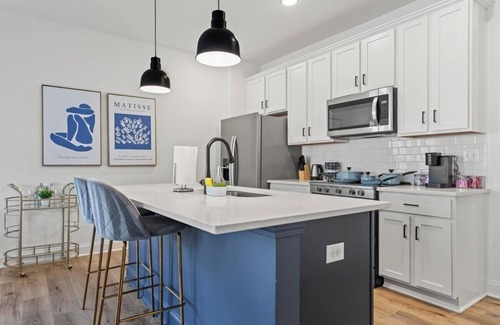 Paw Creek House | Luxe King 3BR Townhouse Mins to Uptown CLT NC!