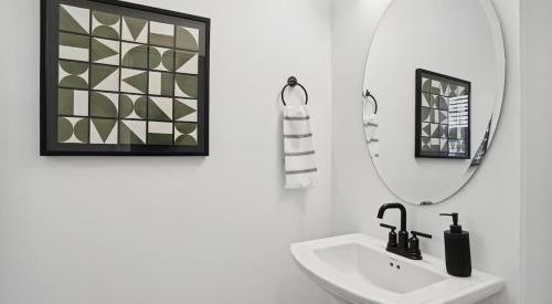 Paw Creek House | Luxe King 3BR Townhouse Mins to Uptown CLT NC