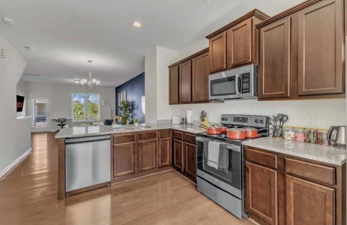 Southwest Raleigh House | Luxe King 3BR Townhouse Mins Downtown!