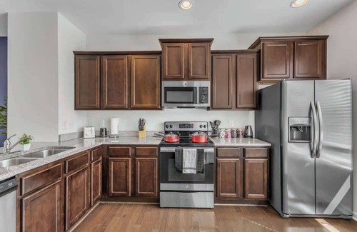 Southwest Raleigh House | Luxe King 3BR Townhouse Mins Downtown!
