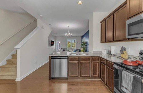 Southwest Raleigh House | Luxe King 3BR Townhouse Mins Downtown!