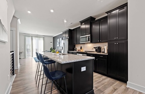 Charlotte House | Luxe King 4BR Townhouse in Uptown CLT