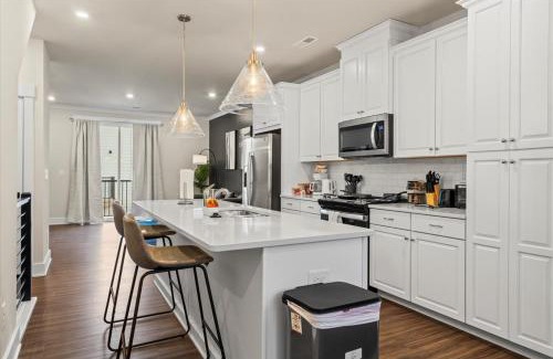 Charlotte House | Luxe King 4BR Townhouse with Rooftop in Uptown CLT