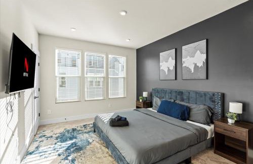 Charlotte House | Luxe King 4BR Townhouse with Rooftop in Uptown CLT