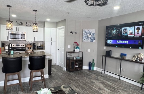Kissimmee Condo | Luxe King Suite Bliss Getaway Condo Near Disney