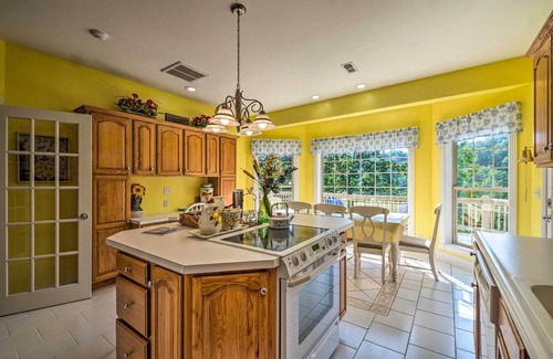 Jamestown House | Luxe Lake Cumberland Retreat w/Decks on 1 Acre!