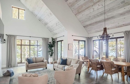 Wainfleet House | Luxe Lake House