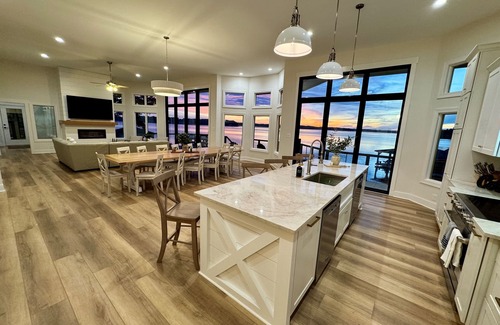 Myrick Estates House | 🔥Luxe Lakefront Escape! HEATED Pool🌊Hot Tub✨Stunning Sunrise🌅8BR+Guest House!