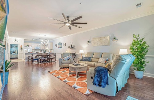 Central Myrtle Beach Apartment | Luxe Lakeview Paradise