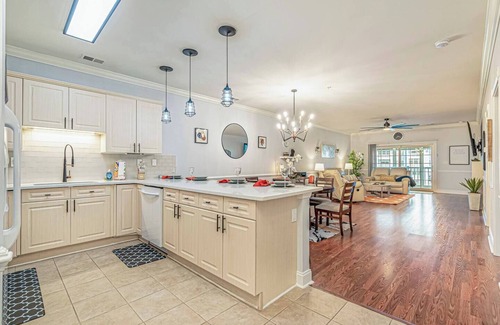 Central Myrtle Beach Apartment | Luxe Lakeview Paradise