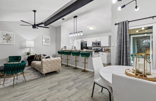 West Arlington House | Luxe Landing in Arlington, TX