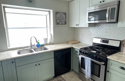 Venice House | Luxe large 2BR, Steps to Beach w Roof Deck & Free Parking, Excellent Location!