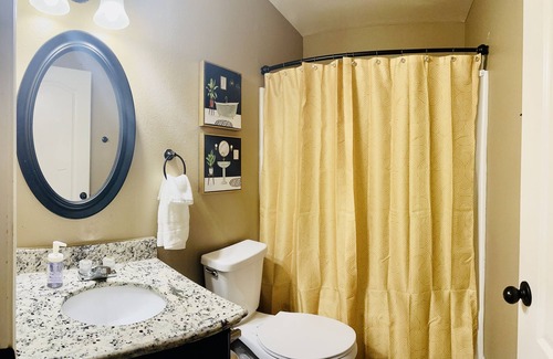 Eagle Pass Apartment | Luxe Living Apartment- 2 bed/1 bath - 5 STARS