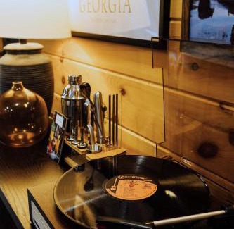 Dahlonega Villa | Luxe Lodge Escape - Hot Tub-Outdoor Movies-Game Room-Fire Pit