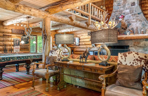 Stratton and Bromley Ski Areas House | Luxe log home with private hot tub, pool table & outdoor kitchen - dog-friendly