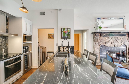 Waterfront Condo | Luxe Long Beach Condo w/Pool: 1 Mi to Shoreline!
