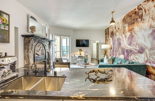 Waterfront Condo | Luxe Long Beach Condo w/Pool: 1 Mi to Shoreline!