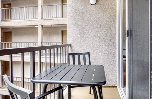 Los Feliz Apartment | Luxe Los Feliz 1BR w/ Gym, Lounge & Pool, near Observatory, by Blueground