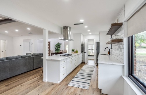 Richardson House | Luxe Lounge Modern Retreat + Swimming Pool