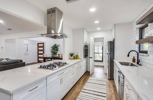 Richardson House | Luxe Lounge Modern Retreat + Swimming Pool