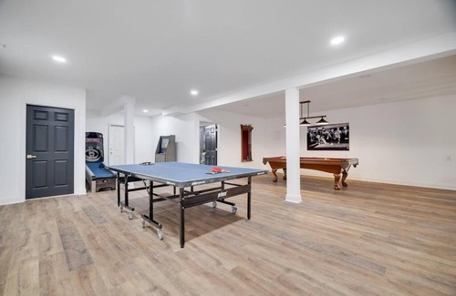 Kunkletown Villa | Luxe Lrg Pocono House for 18 Hot Tub/Gameroom/Pool