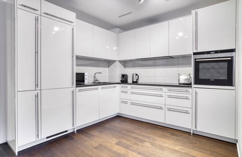 Muhlebach Apartment | Luxe Mühlebach 3.5 Room w/W&D, Parking, 2 mins to Seefeld, by Blueground