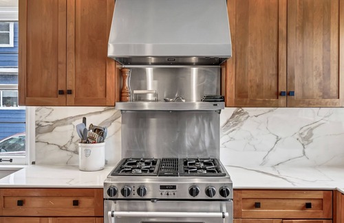Sheboygan House | LUXE Manor with Modern, Elegant Vibes