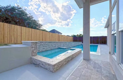 Calallen House | Luxe Mansion w Yard, BBQ, Pool Table!