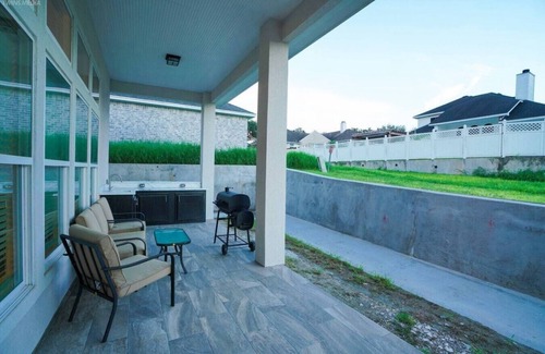 Calallen House | Luxe Mansion w Yard, BBQ, Pool Table!