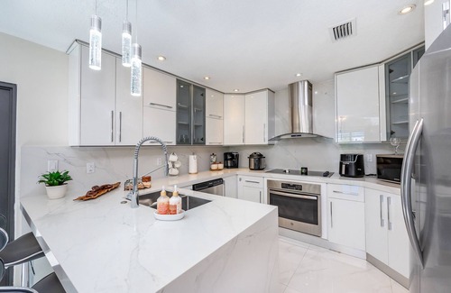 Country Walk House | Luxe Miami Home - Pool - 4bd - 8 guest