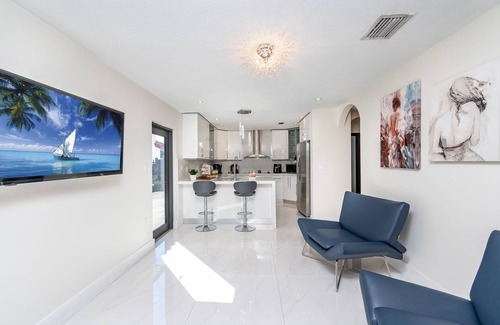Country Walk House | Luxe Miami Home - Pool - 4bd - 8 guest