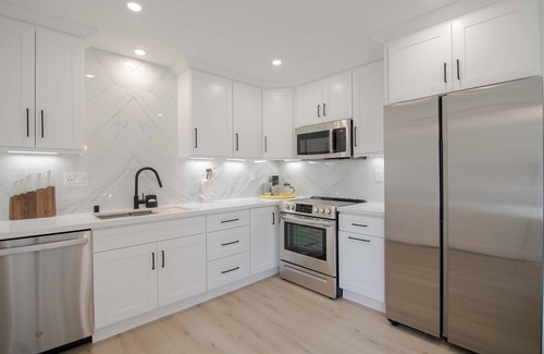 Lake Forest Condo | Luxe Mid Century Modern 2/BED *HIGHLY UPGRADED*